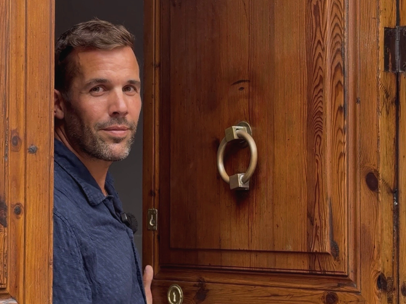Lars Brunnhoff standing beside an open wooden door in Mallorca.